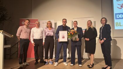 Das Foto zeigt (von links): Bruder Jan Veit, Vater Mark Veit, Mutter Angela J&ouml;rns-Veit, Olympiast&uuml;tzpunktleiter Markus Kremin, Jella Veit, Sportministerin Diana Stolz und Schulleiterin Carolin Kubbe.
                Foto: lsb h