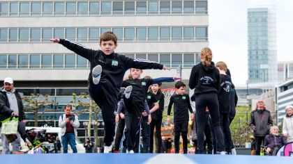 Die Turnkids der TSG Oberrad begeisterten die Passanten.                 Bild: Florian Wiegand
