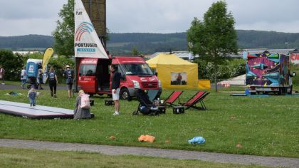 Die Sportjugend des Landessportbundes beim Aufbau ihrer attraktiven Sportgeräte.                Bild: Günter Brandt