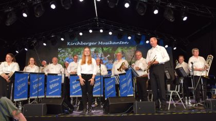 Die Kirchberger Musikanten bedankten sich für den verdienten Applaus .                Bild: Günter Brandt