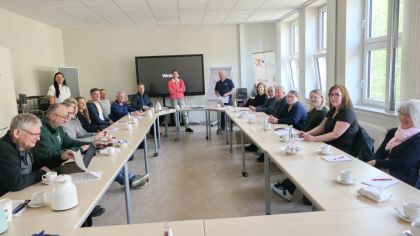 Steuerberaterin Ellen Deranek (Mitte, stehend) informierte Vorstandsmitglieder aus Vogelsberger Vereinen &uuml;ber die Steuerproblematik. Sportkreisvorsitzender Werner Eifert (stehend, rechts) freute sich, dass wichtige Informationen angeboten werden konnten.
                Bild: Erich Stock