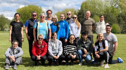 Teilnehmer des Basis Lehrgangs

Links Hinten: Sabine Brauhardt-Müller (TSC Carlsdorf), Karsten Riemann (TV Hessisch Lichtenau), Petra Lindemann (TSV Bebra), Marc Zimmermann (TTV 79), Sabine Szeltner und Julia Szeltner (OSC Vellmar), Tom Iwanyzkyj und Fiona Schott (TSV Oberdünzebach), Denny Goldhahn (Feuerwehr Kassel), Shakira Rucker (Gesundheitssport Bad Wilhelmshöhe)
links Vorne: Vania von der Schelde (TC Laubach), Helen Schmidtke (TG Großalmerode), Janina Thiele-Kuttler (ASC Göttingen), Caroline Rohner und Khaqan Butt (TSV Oberdünzebach), Referentin Heike Sokoll (Sportkreis Region Kassel), Dennie Klose (ASC Göttingen)
                Bild: Sportkreis Nicole Zimmermann