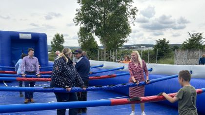 Ministerin Diana Stolz mit vollem Einsatz im "Lebendkicker".                Bild: Sina Kunkel