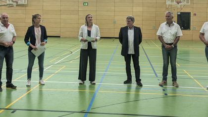 Grußworte von (vl): Sven Aschenbrücker, Harald Piaskowski, Marie Feuerhake, Marianne Klopsch, Winfried Happ, Hermann Müller, Andreas Höhl
                 Bild: Lisa Laibach – Landkreis Fulda