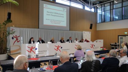 Mehr als 100 Delegierte aus Sportkreisen und Verb&auml;nden treffen sich zweimal im Jahr zum Hauptausschuss, dem zweith&ouml;chsten Entscheidungsgremium des lsb h.
                Bild: lsb h