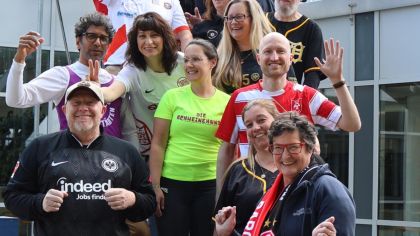 Nach der erfolgreichen Premiere im Vorjahr trugen wieder viele Menschen das Trikot oder Shirt ihres Heimatvereins, posteten eifrig Bilder in den sozialen Medien &ndash; und r&uuml;ckten so die rund 7.400 hessischen Vereine in den Mittelpunkt der &ouml;ffentlichen Wahrnehmung. Auch viele lsb h-Mitarbeiter*innen kamen im Trikot zur Arbeit.
                Bild: lsb h