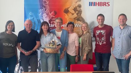 Verabschiedung von Tabitha Aliu (von links): Mariame N’Dakon Coulibaly, Elke Piaskowski, Harald Piaskowski, Tabitha Aliu, Maria Wehner, Isolde Wiegand, Stina Knittel, Thomas Plur, Andreas Scheibelhut.                  Bild: Brigitte Auth - Sportkreis Fulda-Hünfeld