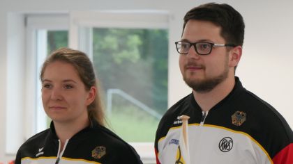 Doreen Vennekamp (links) und Florian Peter sind zwei der drei hessischen Pistolenschützen, die bei den Olympischen Spielen 2024 in Paris antreten werden.                 Bild: HSV / Lutz Berger
