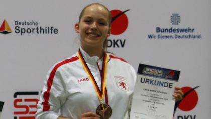 Lara Marie Schäfer vom SC Judokan Frankfurt e.V. (rechts) gewinnt Bronze.                Bild: Martina Bier für den HFK