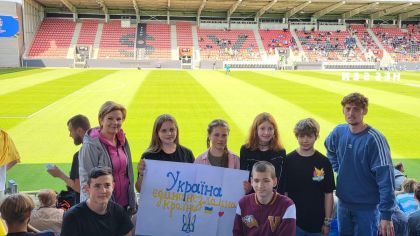 Einige  Fans der ukrainischen Fußball-Nationalmannschaft,  ganz rechts Benjamin Reimer                Bild: Jugendpflege Erbach
