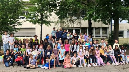 Die erfolgreichen Klassen der Albert-Schweitzer-Schule Hattersheim.                Bild: Kathrin Zimmermann