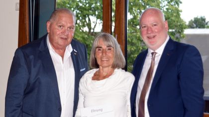 Sportkreis-Vorsitzender Nobert Möller (links) zeichnete Ute Landsiedel und Jörg Pöschl mit der Ehrennadel in Gold aus.                Bild: Gerhard Strohmann
