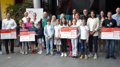 Im Foyer der Grundschule Stierstadt sind die ausgewählten Familien und die erfolgreichsten Schulen mit Preisen und Geldprämien ausgezeichnet worden+                Bild: Gerhard Strohmann