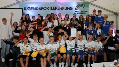 Die Preisträger der Jugendsportlerehrung der Sportjugend Lahn-Dill haben allen Grund zu Jubeln.                Bild: Heike Pöllmitz