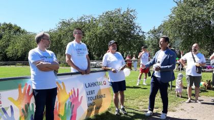 Landrat Jens Womelsdorf, Bürgermeister Carsten Laukel, Integrationskoordinator Peter Backhaus und Stefan Backhaus (erster Vorsitzender des Sportkreis Marburg-Biedenkopf e.V.) eröffnen das Jugend-Fußballturnier                Bild: Peter Backhaus