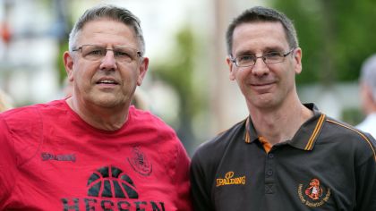 Im weiblichen Leistungssport wir künftig eine "Doppelspitze" agieren.
Neben dem langjährigen Landestrainer Ebi Spissinger (Foto, links) wird sich künftig mit Frank Arnold (Foto, rechts) erstmals ein hauptamtlicher Trainer um die Entwicklung im Mädchen-Basketball kümmern.                Foto: Peter Voeth