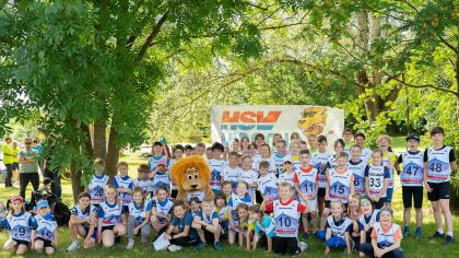 Die Finalteams mit HSV-Maskottchen Hansi                Bild: Jonas Wintershoff