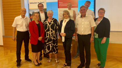 Gruppenfoto in Gelnhausen. Von links: Jürgen Jung (Sportkreis Referent Umwelt und Infrastruktur), Julia Steinecker (Abteilungsleiterin Fachstelle
Sport, Stadt Hanau), Florian Dinges (2. Vorsitzender Sportkreis), Gabriele Ewald (Referentin Familie, Frauen, Senioren, Integration, Inklusion im
Sportkreis), Sieglinde Weber (2. Vorsitzende Sportkreis), Michaela Seifert ( Jugendvorstand im Sportkreis), Helmut Meister (Sportkreis-Vorsitzender),
William Sonnenberg (lsb h, Referent für Sport und Inklusion), Brigitte Senftleben (Referentin Sportentwicklung im Sportkreis).                Bild: Lennart Nickel