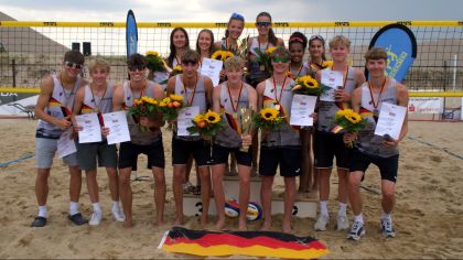 Siegerehrung U18-DM: Joris Backhaus (vorne m. Pokal) und Jorris Müller (rechst daneben) sichern sich den Titel.                Bild: Matze@SVP