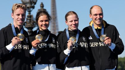 Tim Hellwig, Lisa Tertsch, Laura Lindemann und Lasse Lührs (v.l.) haben am Montagmorgen, 5. August in Paris Gold geholt.                Bild: World Triathlon