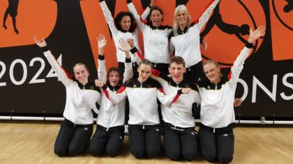 Die hessischen Turner*innen (vorne) und Nationaltrainerinnen (Doro Traut, Nadine Münster und Katja Homeyer) aus Hessen (hinten).                 Bild: privat