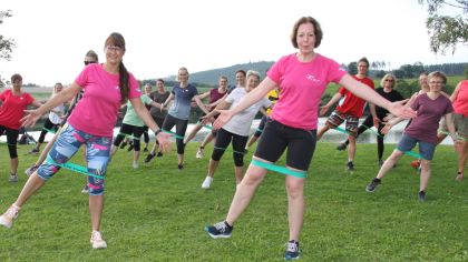 Und hinten ist der See (zu ahnen): Die Übungsleiterinnen Anja Nowitzki (links) und Sandra Fisseler bei einer Übung mit Band bei Sport im Park um Ufer.                Bild: Gerhard Menkel