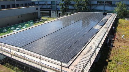 Rund 400 Platten wurden auf dem Schwimmbaddach installiert. Der lsb h
will mit der Photovoltaikanlage etwa 15 Prozent seines Strombedarfs decken.
                Bild: lsb h