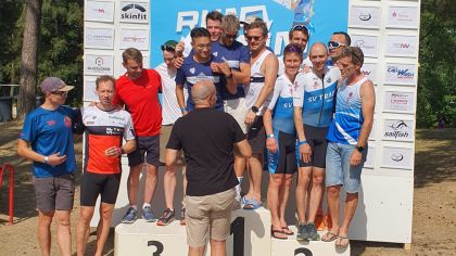 Die Siegerteams und Aufsteiger der 2. Hessenliga mit v.l. SF Triathlon Roßdorf, Spannrit Team TSG Kleinostheim und dem algemarin Team SV Traisa.                Bild: Eric Kappes