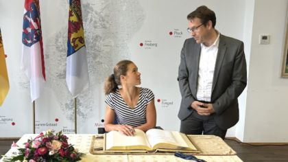 Oberbürgermeister Hanno Benz mit Triathletin Lisa Tertsch beim Eintrag ins Goldene Buch                Bild: Wissenschaftsstadt Darmstadt