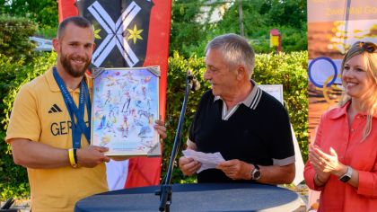 Max Lemke erhält von Sportkreis-Vorsitzendem Günter Bausewein die Große Ehrenurkunde des SK Bergstraße. Rechts im Bild die Geschäftsführerin der Sportregion Rhein-Neckar Andrea Michels.                Bild: Karl-Hans Kern