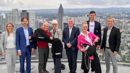 Geballte Sportkompetenz: Auf dem Dach des MAIN TOWERS in Frankfurt am Main gaben die Vertreter verschiedener Verbände, Vereine und Institutionen ihre Stellungnahme zur wichtigen Bedeutung der Europäischen Woche des Sports #BEACTIVE FrankfurtRheinMain.
v.l.n.r. Dr. Michaela Werkmann, Vorständin Deutscher Turnerbund,  Prof. Dr. Marcus Gwechenberger, Planungsdezernent der Stadt Frankfurt, Roland Frischkorn, Vorsitzender des Sportkreis Frankfurt e.V., Ann Kathrin Linsenhoff, Sportbeauftragte Sportförderung, Hessisches Ministerium für Familie, Senioren, Sport, Gesundheit, Dr. Boris Zielinski, Geschäftsführer der BäderBetriebe Frankfurt GmbH, Dany Kupczik, Geschäftsführerin Special Olympics Deutschland in Hessen e.V., Andreas Bechmann, Zehnkämpfer bei Eintracht Frankfurt e.V., Unternehmer und Botschafter der Aktionswoche, Juliane Kuhlmann, Präsidentin des Landessportbundes Hessen e.V., Ferdinand Huhle, Leiter Konzernkommunikation & Public Affairs der Mainova AG.                 Bild: Kai Peters