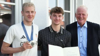 Die Olympia-Teilnehmer Oliver Klemet (links) und Pascal Brendel (Mitte) haben sich zur Freude von Wehrheims Bürgermeister Gregor Sommer in das „Goldene Buch“ der Gemeinde eingetragen.
Foto: Gerhard Strohmann
