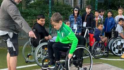 Rollstuhl-Fahren hat die Kinder ohne Bewegungseinschränkungen vor eine ganz besondere Herausforderung gestellt.                 Bild: Sportkreis Hochtaunus