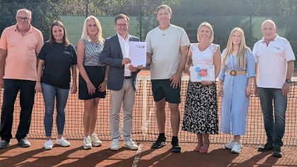 vl. Peter Ceming (Gemeinde Petersberg), Bürgermeisterin Claudia Brandes, Martina Hahner (TC Marbach), Frederik Schmitt (EKB), Klaus Frank (TC Marbach), Julia Schröder (Landkreis Fulda), Magdalena Heil (Gemeinde Petersberg), Harald Piaskowski (Sportkreis Fulda-Hünfeld).                Bild: TC 1987 Marbach