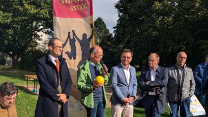 Stefan Mölleney von der Stadt Fulda (mit Ball und Mikrofon) begrüßt die Ehrengäste bei der offiziellen Eröffnung des Bewegungsparks am Aschenberg                Bild: Harald Piaskowski