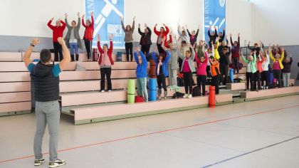 Aufwärmen ist vor jeder Form des Sporttreibens wichtig. Referent Florian Thimm hatte für die Teilnehmerinnen des Aktivtags Tipps dazu parat.                Bild: Ralf Wächter