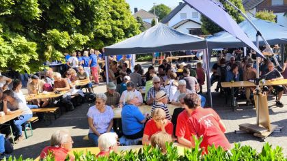 Gemütlicher Abschluss des 35. Sportkreiswandertages in Wolfhagen-Bründersen bei herrlichen Spätsommerwetter.                Bild: Heiko Weiershäuser
