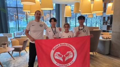 Das erfolgreiche Team aus Frankfurt mit Trainer (von links): Abdelaziz Fakkar, Thavann Thong, Wafa Charrad, Hayden Khin.
                Bild: Abdelaziz Fakkar