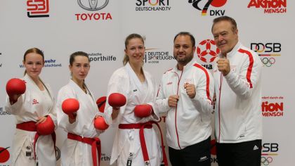 Damen Team (Kampfgemeinschaft Dietzenbach / Friedberg) v.l.: Alexander Lang und Jamal Laudiai beide Landestrainer Kumite, Nele Mielke vom Karate Dojo Dietzenbach, Diana Takzima vom SV Herkules 01 e.V. Kassel, Kristina Keller vom IFIZ Wuppertal                Bild: Martina Bier für den HFK
