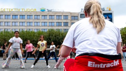 Sport vor Ort bei der "50 Grad - Freitags-Konsti" mit der Turnabteilung von Eintracht Frankfurt.                Bild: Florian Wiegand