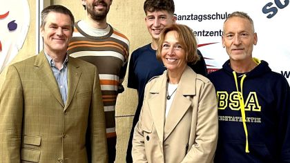 von links: Sportkreis-Vorsitzender Dr. Jörg Möller, Max Balken, FSJ´ler Mika Weidner, Schulleiterin Dr. Anne Brenner, Tom Weise
                Bild: Tina Schott