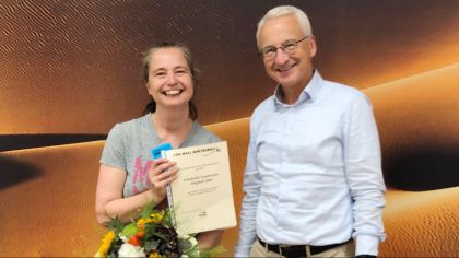Urkunde, Blumen und einen Gutschein gab es für das fünftausendste Mitglied des Sv Fun-Ball Dortelweil, Friederike Haußmann. Vereinsvorsitzender Stefan Kött gratulierte.                Bild: SV Fun-Ball Dortelweil / Privat