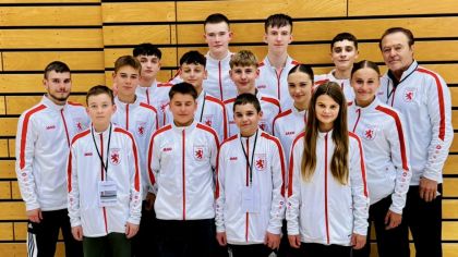 Teile des Hessischen Karate Teams mit Landestrainer Kumite Nord Alexander Lang (ganz rechts) und Betreuer Marcel Harisow (links)                Bild: Markus Lang für den HFK