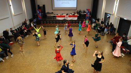 Buntes Treiben auf der Tanzfläche beim Eintanzen                Bild: Robert Panther