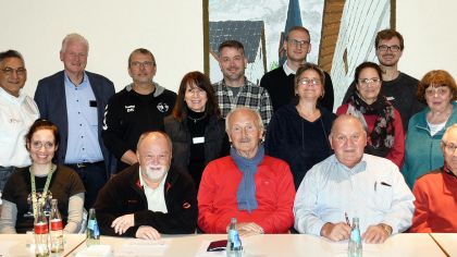 Sportkreis-Vorsitzender Norbert Möller (vordere Reihe, Zweiter von rechts) hat die Info-Veranstaltung für die Wehrheimer Sportvereine geleitet, an der auch Bürgermeister Gregor Sommer (stehend, Zweiter von links) teilgenommen hat.                Bild: Gerhard Strohmann