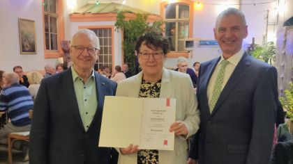 v.l. Manfred Schmidt (Ehrenvorsitzender Sportkreis Rheingau-Taunus, Andrea Wünsch, Frank Kilian (Vorsitzender TSG Geisenheim)                Bild: Frank Wünsch