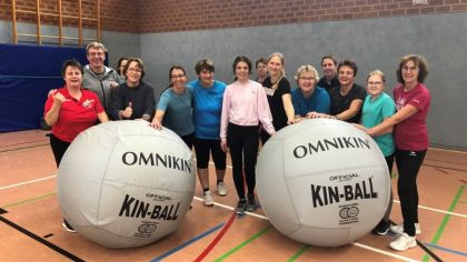 Diplom-Sport- und Fitnesstrainer Stefan Schäfer mit seinem Angebot „Spiel und Spaß mit Bällen“                Bild: Sportkreis Waldeck-Frankenberg