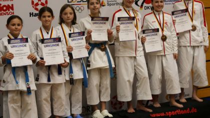Von rechts: Mina Kuntz, Zoe Weber, Elena Romic, Kata Team weiblich Hessen 2 Schüler A: 3.Platz                Bild: Martina Bier für den HFK