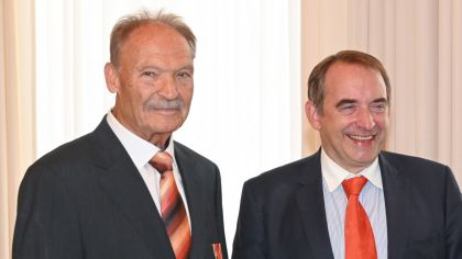 Helmut Fritz erhält von Alexander Lorz das Bundesverdienstkreuz                Bild: Helga Tomaschky-Fritz