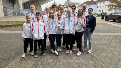 Gruppenfoto mit einem Teil  des Hessischen Karate Teams mit Landeskadertrainerin Sophie Wachter (zweite von rechts vorne)                Bild: Hessischer Karate Verband